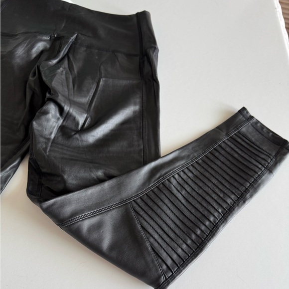 7 For All Mankind M, Faux Leather Skinny Pants, Tiny Pleats on Legs, NWT - Picture 3 of 12